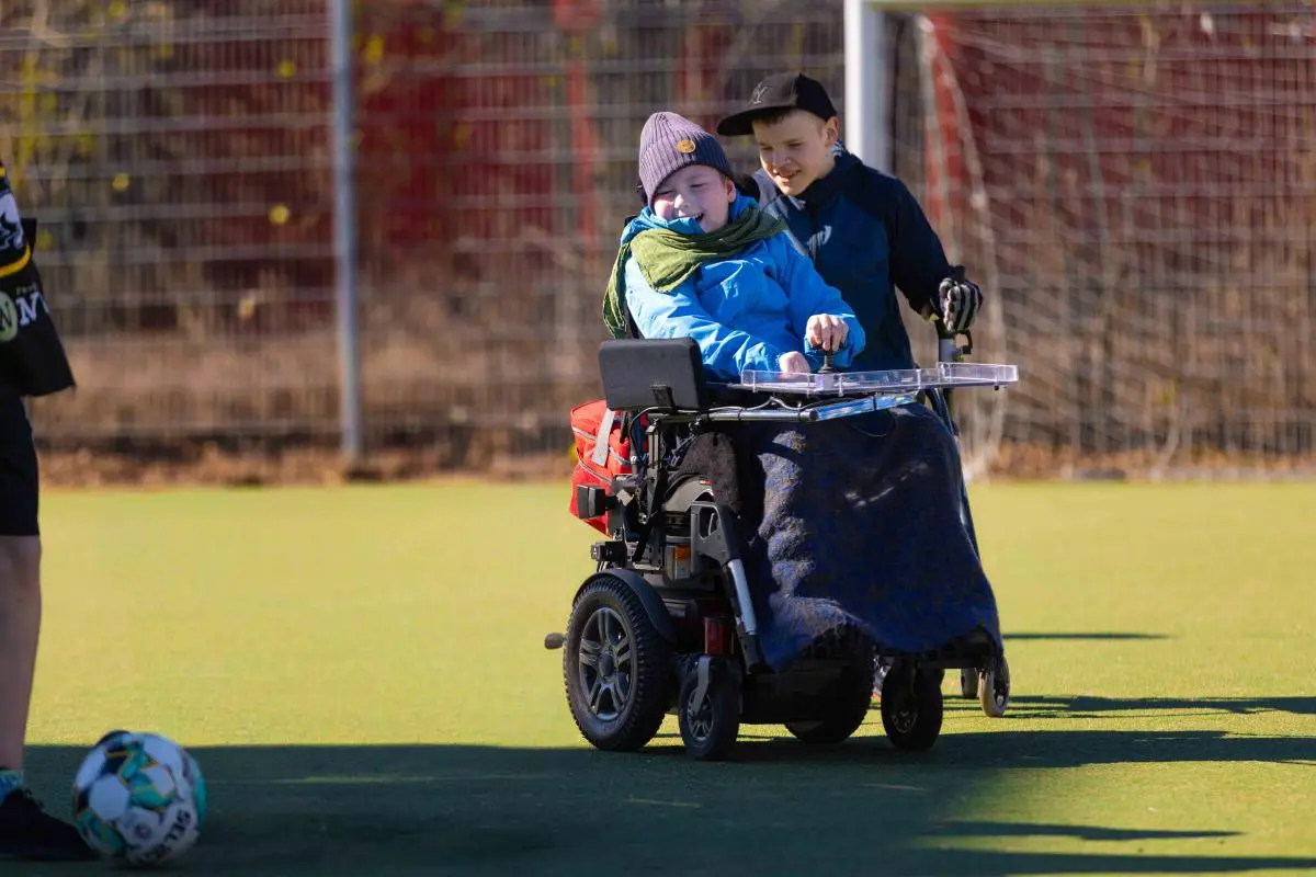 MONITORING PHYSICAL ACTIVITY IN CHILDREN AND YOUTH